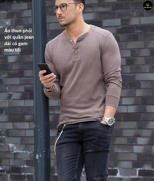 áo thun với quần jean màu tối