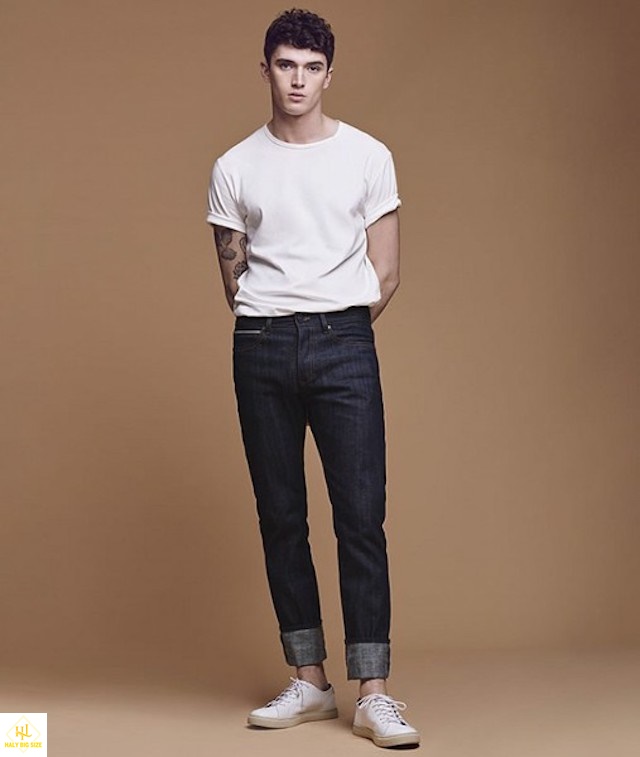 áo thun trắng với quần jean