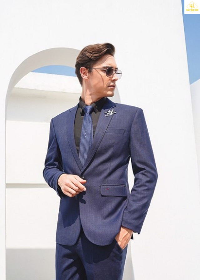 Áo sơ mi đen với áo vest