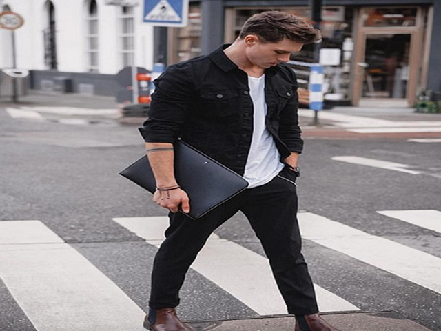 Áo sơ mi denim với áo thun trắng