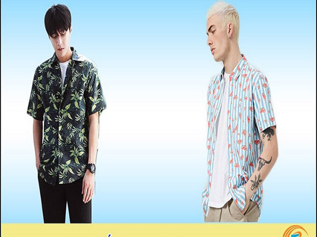 Phối áo sơ mi họa tiết với áo thun trắng