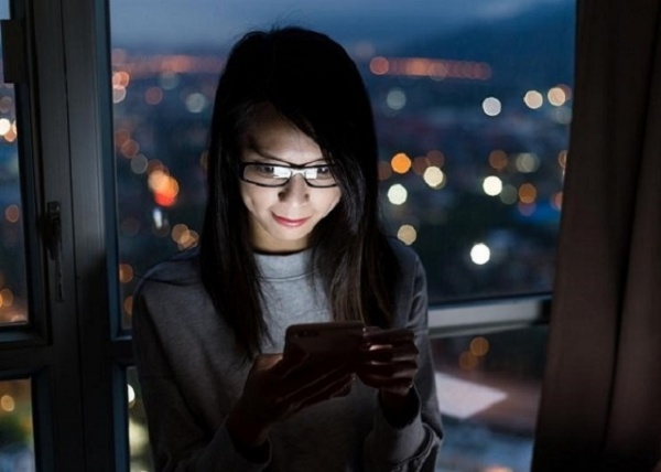 Có nên đeo kính cận khi dùng điện thoại