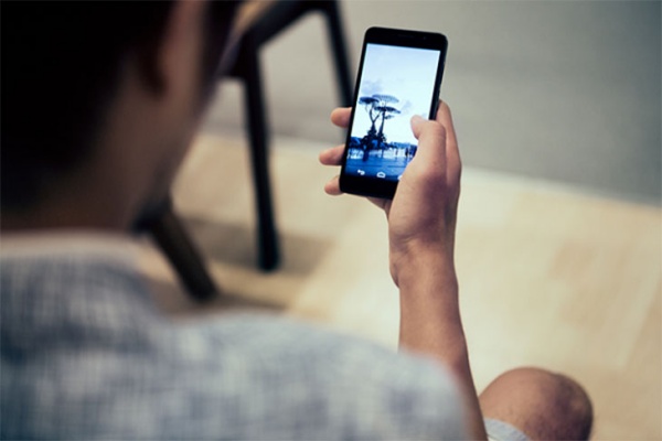 Có nên đeo kính cận khi dùng điện thoại