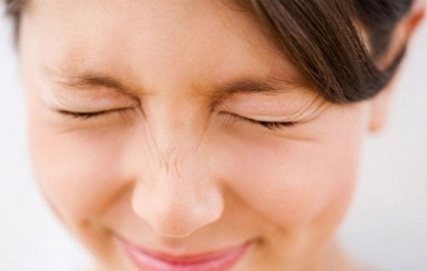 Có nên đeo kính cận khi dùng điện thoại